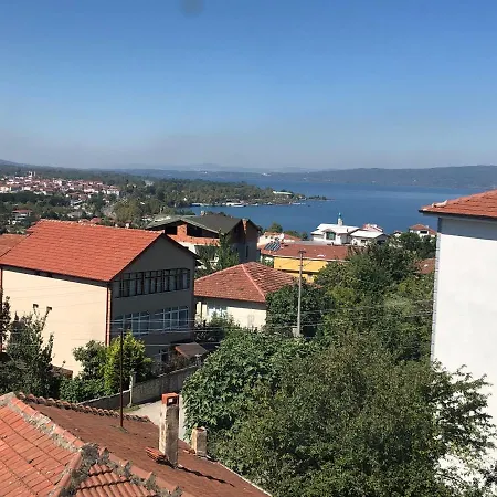 Goel Ve Dag Manzarali Sapanca